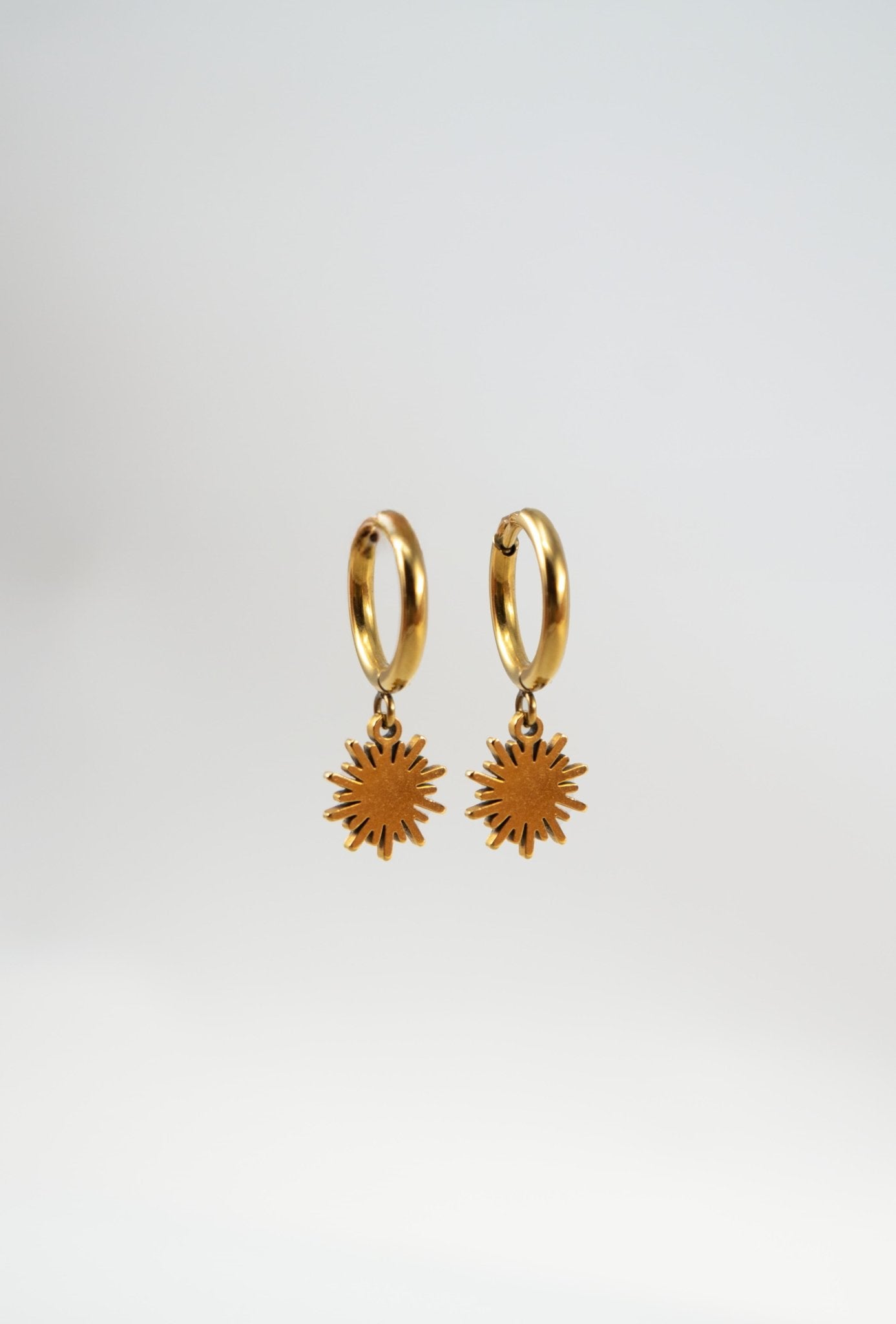 Mini Aros Huggie con Colgante de Sol - eonia