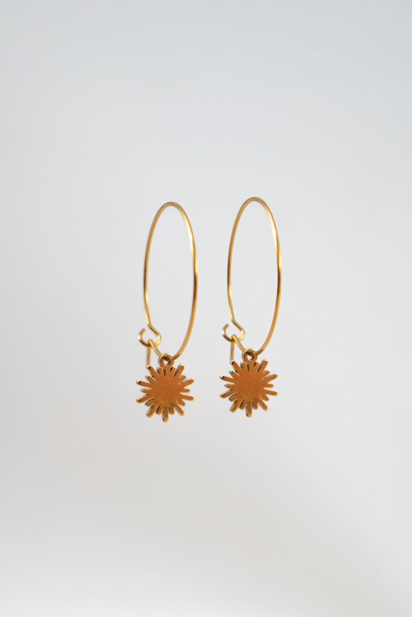 Pendientes Aros Finos con Dije de Sol. - eonia